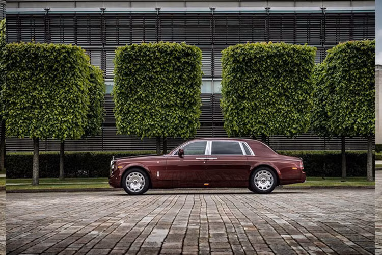 Mẫu Phantom đặc biệt này được thiết kế và chế tạo bởi bộ phận Rolls-Royce Bespoke tại nhà máy Rolls-Royce Goodwood, với 460 giờ sản xuất cơ bản của mẫu xe Phantom cộng thêm 260 giờ sản xuất giành do công tác thiết kế và chế tác các chi tiết Bespoke thủ công đặc biệt.