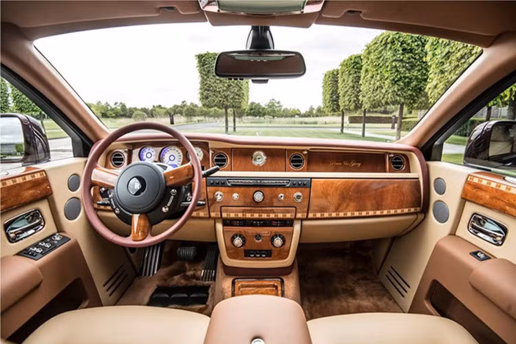 Siêu xe sang Rolls-Royce Phantom này có ngoại thất màu đỏ Madeira đậm. Điểm nhấn nội thất là các hoạ tiết mang hình ảnh Ông Ba Mươi được thể hiện trên các chi tiết và tiện nghi nội thất riêng giành cho chủ nhân, tựa đầu lưng ghế, vịn nghỉ tay hàng ghế sau.