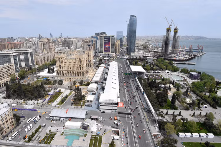 Đường đua F1 Baku nằm ven đường bờ biển tại thành phố Baku rất đẹp. Đường đua có độ dài 6 km, dài thứ 2 tại giải đua F1 và trường đua có tốc độ cao nhất lên tới gần 360 km/h.