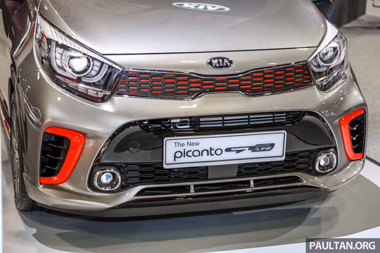 Thiết kế ngoại hình Picanto phiên bản GT-Line khá đẹp mắt. Phần lưới tản nhiệt được trang trí với sắc đỏ ấn tượng. Xe vẫn giữ ngôn ngữ thiết kế "mũi hổ" đặc trưng của Kia.