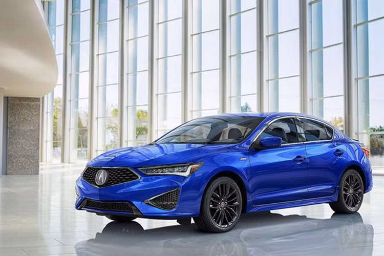 Thiết kế mẫu sedan hạng sang Acura mới này khá bắt mắt với lưới tản nhiệt hình ngũ giác kích thước lớn đi kèm logo Acura cỡ lớn ở giữa. Nhiều chi tiết mới như đường cắt ở mũi xe và đường gân chạy dọc nắp ca-pô khiến phần đầu xe trông cơ bắp, mạnh mẽ hơn hẳn.