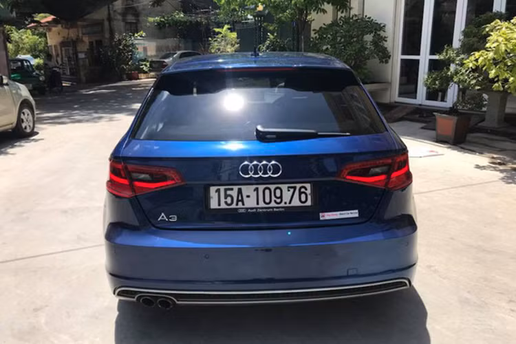 Gói S line khiến chiếc wagon cỡ nhỏ này thể thao hơn phiên bản thông thường, điểm nhấn đến từ bộ vành 5 chấu dạng cánh quạt kích thước 18 inch. Bộ lốp Michelin 225/40R18 hiện vừa được người bán thay mới.