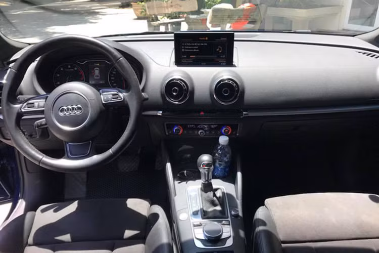 Mặc dù là xe sang nhà Audi với những vật liệu cao cấp nhưng do ít được sử dụng nên nó đã bị lão hoá dần theo thời gian. Tuy nhiên, những điểm này có thể phục hồi được gần như mới với chiếc xe này.