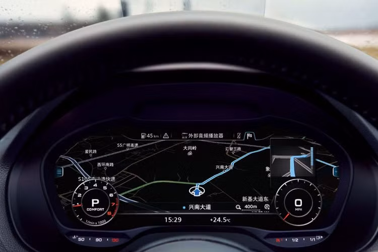 Audi Q2L 2018 còn có màn hình hiển thị thông tin giải trí MMI kích thước 8,3 inch, màn hình hiển thị trên kính chắn gió, hệ thống định vị và mở cửa không cần chìa khóa.
