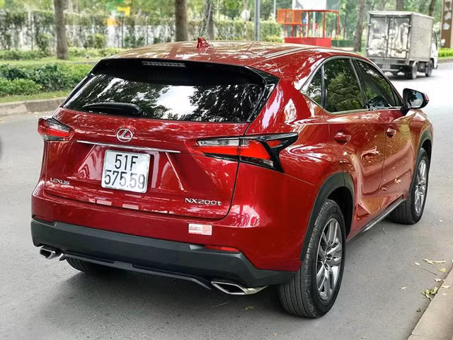 Đuôi xe nổi bật với cụm đèn hậu LED tạo hình chữ L liền khối mượt mà vuốt nhẹ sang hông. Vòm bánh xe mở rộng đi kèm bộ la-zăng hợp kim nhôm 18 inch 5 chấu kép thể thao.