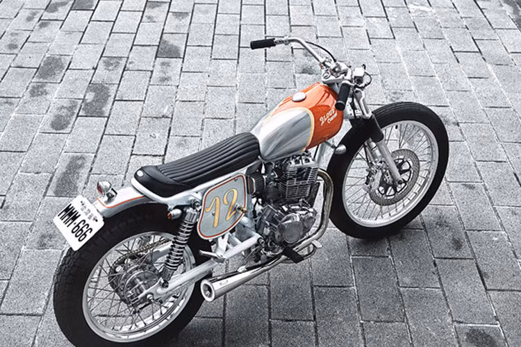 Chiếc xe SYM Wolf 125 độ tracker đầy cá tính cũng được sơn màu mới cùng nhiều chi tiết trang trí khá nổi bật.