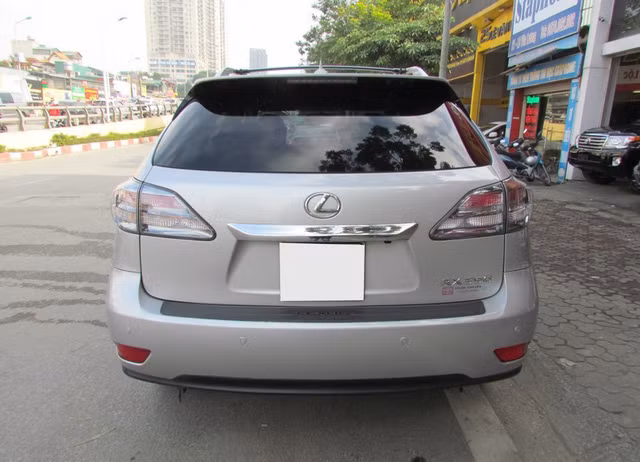 Dù ở thời điểm hiện tại Lexus RX350 vẫn là mẫu SUV hạng sang 5 chỗ ngồi được rất nhiều người tiêu dùng Việt ưa thích.