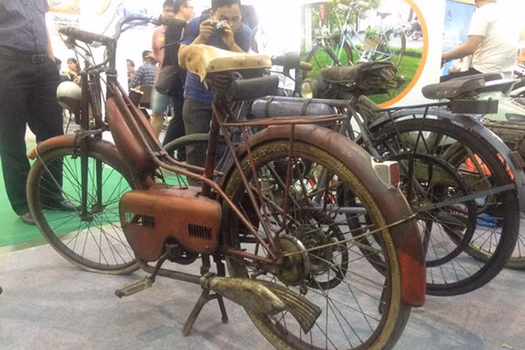 Chiếc xe máy Alcyon cũ, gắn máy cổ có nguồn gốc từ Đức, sản xuất năm 1910, đến nay đã được 108 tuổi được chủ nhân của nó khẳng định đây là chiếc xe duy nhất trên thế giới. Cũng chính vì thế, chiếc xe máy cổ này dù như "đồng nát" nhưng vẫn có giá khủng lên đến 11.000 USD (khoảng 250 triệu đồng).