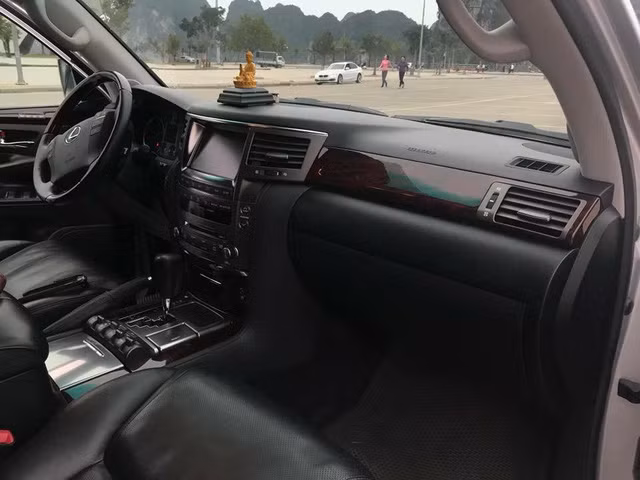 Xe được thương hiệu xe sang Lexus trang bị đầy đủ hệ thống giải trí đến từ màn hình chính 8 inch cùng hai màn hình lớn phục vụ hàng ghế sau, kết hợp CD 6 đĩa và âm thanh Mark Levinson 19 loa cao cấp.