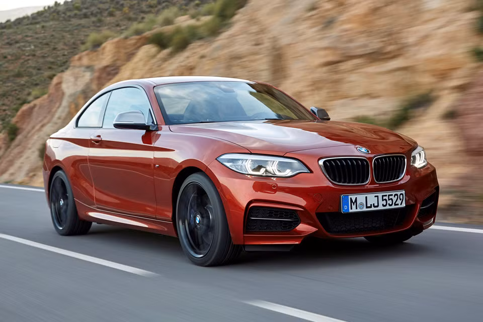 Xe sang BMW 2-Series khá nổi tiếng ngay từ khi ra mắt. Tuy nhiên xe có mức giá không hề cao, chỉ đạt giá khởi điểm là 34.950 USD, có thể cao hơn nếu áp dụng các nâng cấp tùy chọn.