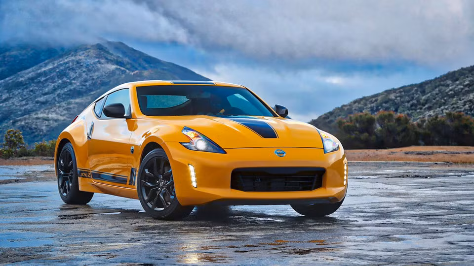 Một chiếc Nissan 370Z Nismo cao cấp có giá bán lên tới khoảng 50.000 USD, thì phiên bản tiêu chuẩn mang một mức giá hợp lý khoảng 33.570 USD. Xe cũng đi kèm bộ phanh đĩa thể thao cùng hệ thống vi sai chống trượt LSD.