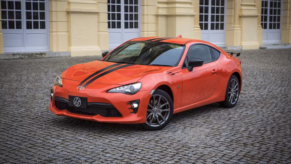Toyota 86 có mức giá khởi điểm là 26.975 USD cho đến 30.900 USD với phiên bản GT Black, rẻ hơn khoảng 10.000 USD so với phiên bản cao cấp nhất của Toyota Camry. Nguồn ảnh: Carbuzz.