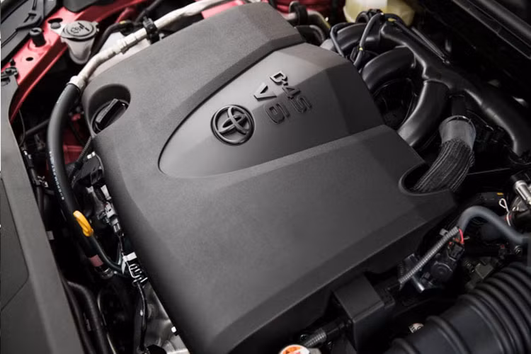Về động cơ, Camry 2018 tại Thái Lan có thể sẽ được cung cấp các phiên bản động cơ bao gồm: 4 xy-lanh thẳng hàng dung tích 2.0L (6AR-FSE) và 2.5L (Dynamic Force) hút khí tự nhiên (N/A) cho công suất lần lượt: 164 mã lực + 200Nm và 205 mã lực + 252Nm, bên cạnh đó là phiên bản sử dụng kết hợp động cơ 2.5L (Dynamic Force) với mô-tơ điện để tạo ra một hệ truyền động hybrid với tổng công suất 211 mã lực. Tất cả các phiên bản đều sử dụng hộp số tự động 8 cấp (8 AT).