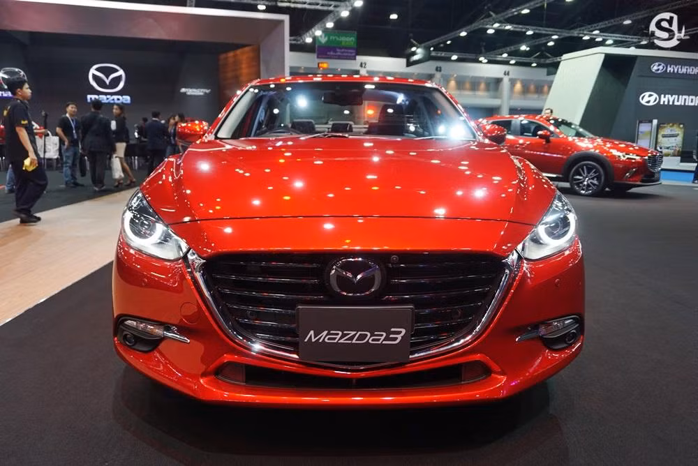 Mẫu xe Mazda3 phiên bản 2018 tại thị trường Thái Lan dao động từ 857.000 - 1.149.000 Baht (tương đương 626 - 839 triệu đồng). Mức giá này tăng nhẹ so với phiên bản cũ trước đó ở Thái Lan.