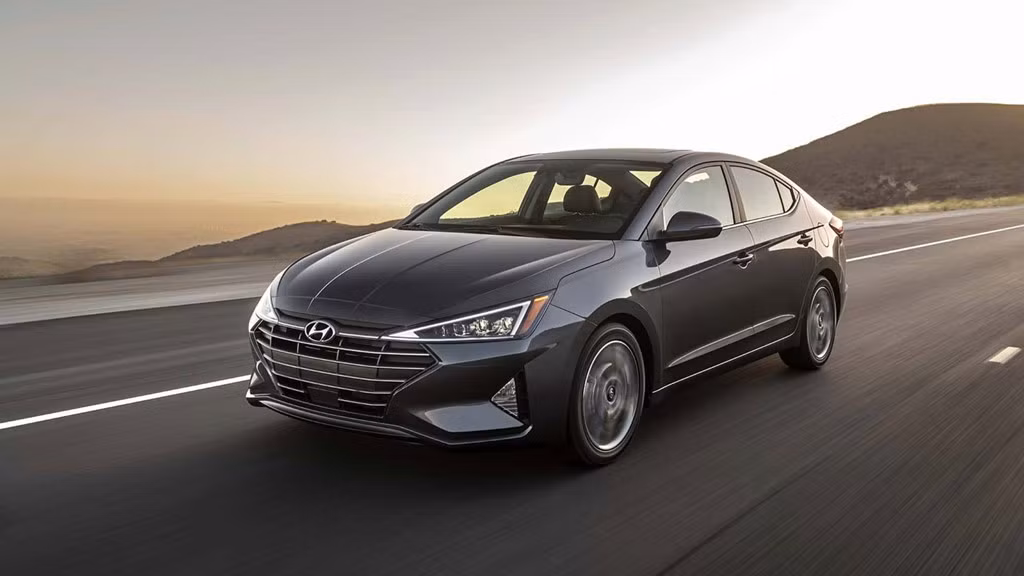 Trong đó, phiên bản SE cơ sở được hãng xe ôtô Hyundai trang bị động cơ 4 xy-lanh 2.0L với hai cấu hình sử dụng hộp số sàn 6 cấp và hộp số tự động 6 cấp có giá lần lượt từ 17.100 USD và 18.100 USD (khoảng 400 đến 421 triệu đồng).