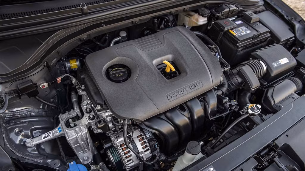Về động cơ, Hyundai Elantra SE số sàn và phiên bản SE số tự động cùng trang bị động cơ 2.0. Phiên bản Hyundai Elantra Eco trang bị động cơ 1.4L tăng áp cho công suất 128 mã lực và hộp số 7 cấp ly hợp kép.