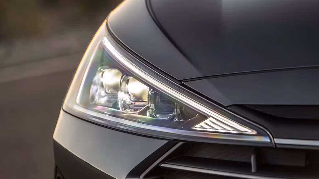 Hyundai Elantra 2019 có những thay đổi đáng kể về thiết kế và các công nghệ trang bị. Cụ thể cản trước, lưới tản nhiệt và đèn pha đều được thiết kế lại.