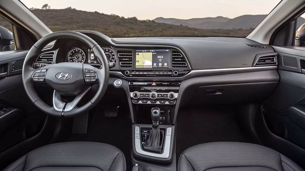 Nội thất Elantra 2019 cũng được Hyundai đầu tư với nhiều nâng cấp mới. Cụ thể, bảng đồng hồ mới, cửa gió điều hòa, nút điều chỉnh âm thanh, nhiệt độ điều hòa và bảng điều khiển trung tâm được thiết kế lại.