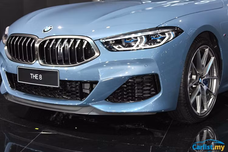 Lưới tản nhiệt quả thận đôi đặc trưng của thương hiệu BMW. Tuy nhiên, có thể thấy lưới tản nhiệt mở rộng sang hai bên và kéo xuống dưới nhằm nhấn mạnh trọng tâm thấp của mẫu coupe này.