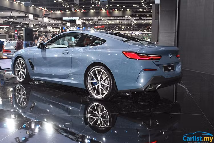 Tại thị trường Thái Lan, 8-Series Coupe 2019 có 3 tùy chọn màu sơn là cam, đen và xanh dương. Trong khi đó, nội thất có 3 tùy chọn màu là xanh dương phối đen, nâu phối đen và đen tuyền. Giá xe BMW 8-Series khởi điểm từ 12,999 triệu Baht (khoảng 9,2 tỷ đồng).