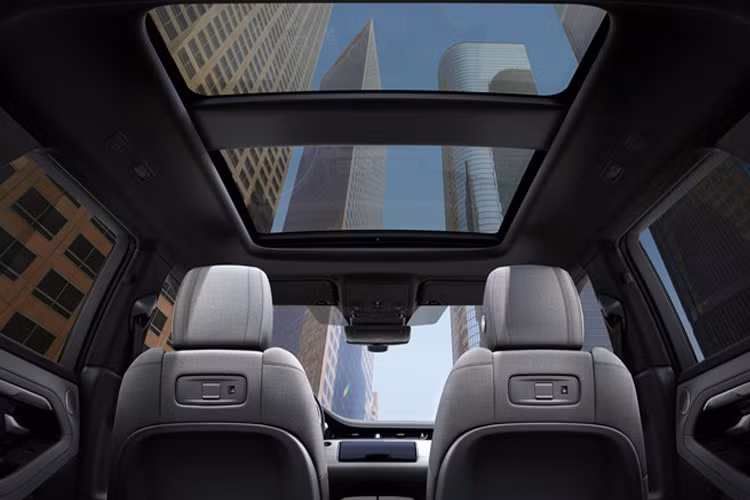 "Giếng trời" khiến không gian xe càng trở nên rộng rãi, thoáng hơn bao giờ hết. Giá xe Evoque 2020 sẽ được bán ở mức khởi điểm 40.700 USD (khoảng 947,7 triệu) tại thị trường Anh cho bản diesel D150 (FWD, số sàn).