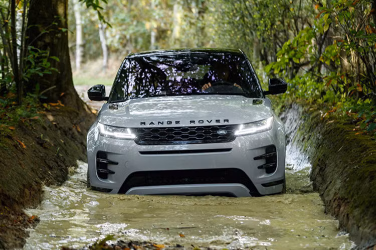 Được biết, kiến trúc nâng cấp trên Evoque 2020 được phát triển theo hướng điện hóa. Xe có thêm cơ chế lai nhẹ (mild-hybrid) dùng kiến trúc điện 48-volt. Biến thể này sẽ có mặt trên thị trường cuối năm 2019.