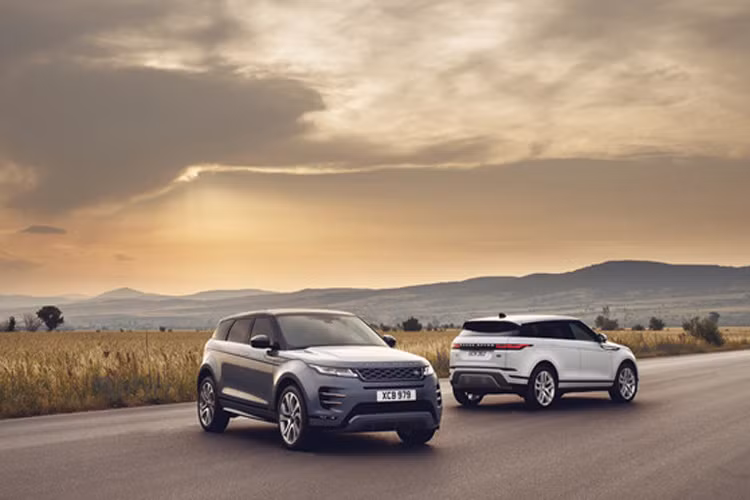 Sau hơn 7 năm mẫu xe Range Rover Evoque thế hệ đầu ra mắt và đang được ưa chuộng thì mẫu xe sang Range Rover Evoque 2020 đã chính thức được giới thiệu. Dù có nhiều thay đổi cả về nội ngoại thất lẫn động cơ nhưng xe được đánh giá vẫn giữ được thiết kế quen thuộc của thế hệ cũ.