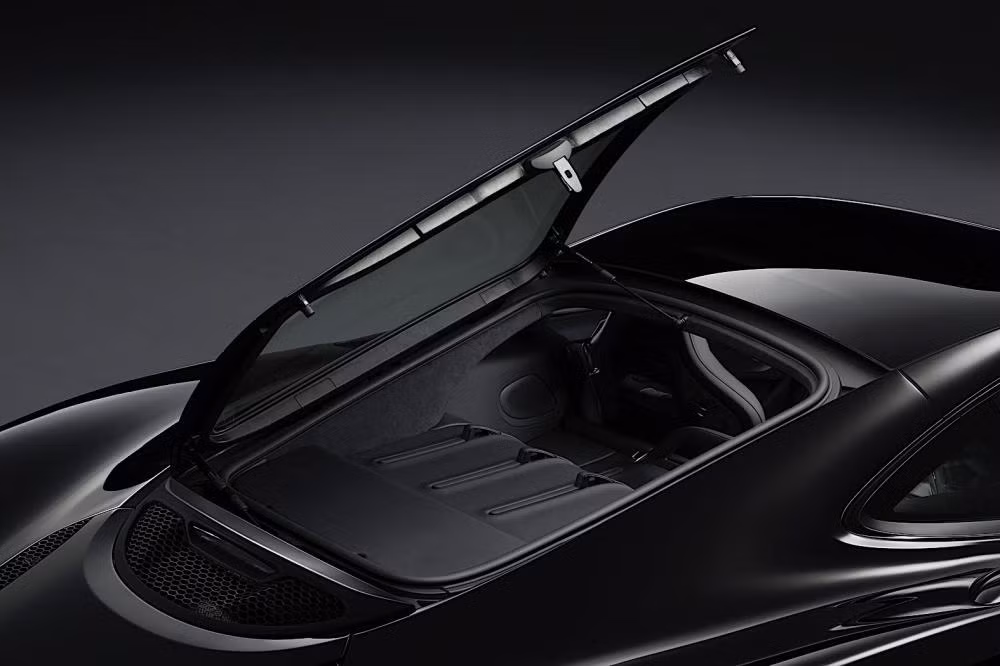 Được biết, McLaren 570GT MSO không có nâng cấp ở động cơ. Động cơ xe vẫn là loại V8, dung tích 3,8 lít, sản sinh công suất tối đa 562 mã lực và mô-men xoắn cực đại 600 Nm. Động cơ kết hợp cùng hộp số tự động 7 cấp ly hợp kép và hệ dẫn động 4 bánh giúp McLaren 570GT tăng tốc 0-100 km/h chỉ trong 3,4 giây.