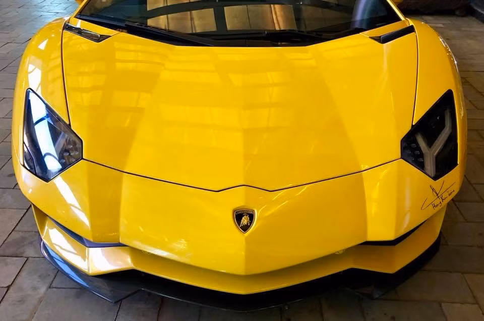 Nhiều người tỏ ra băn khoăn không biết chiếc Lamborghini Aventador S LP740-4 độc nhất Việt Nam được vận chuyển đến Buôn Mê Thuột bằng xe chuyên dụng hay do chủ nhân của nó tự lái đến.