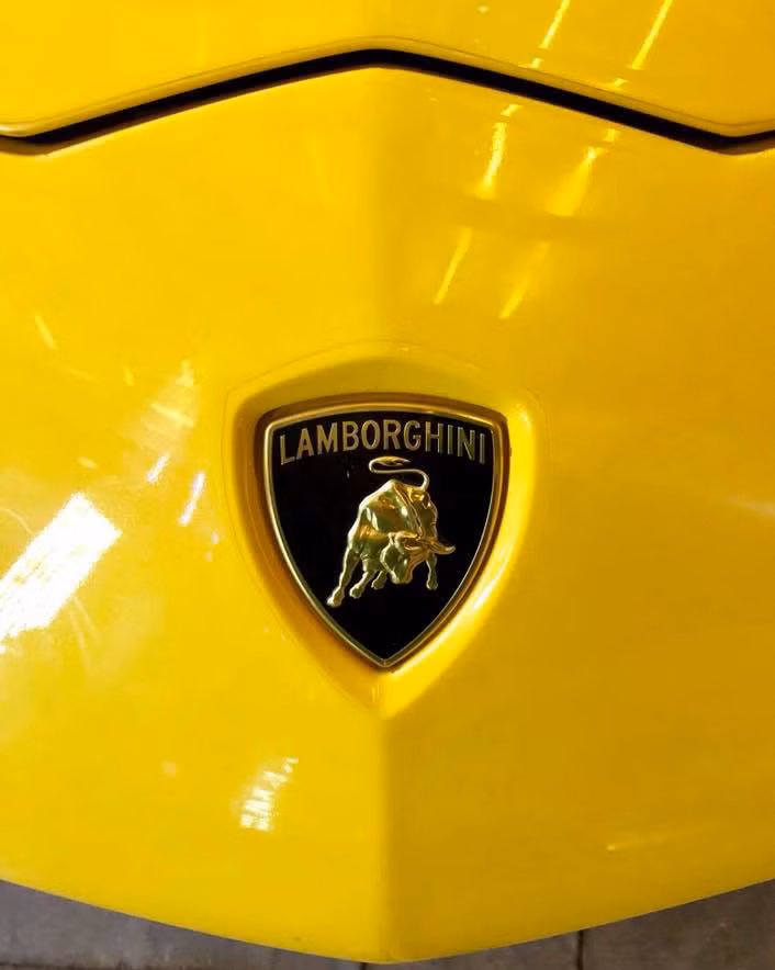 Lamborghini Aventador S được trang bị động cơ V12, hút khí tự nhiên, dung tích 6,5 lít nhưng sản sinh công suất tối đa 740 mã lực, cao hơn 40 mã lực so với Aventador LP700-4. Mô-men xoắn cực đại vẫn giữ nguyên ở mức 690 Nm tại vòng tua máy 5.500 vòng/phút.