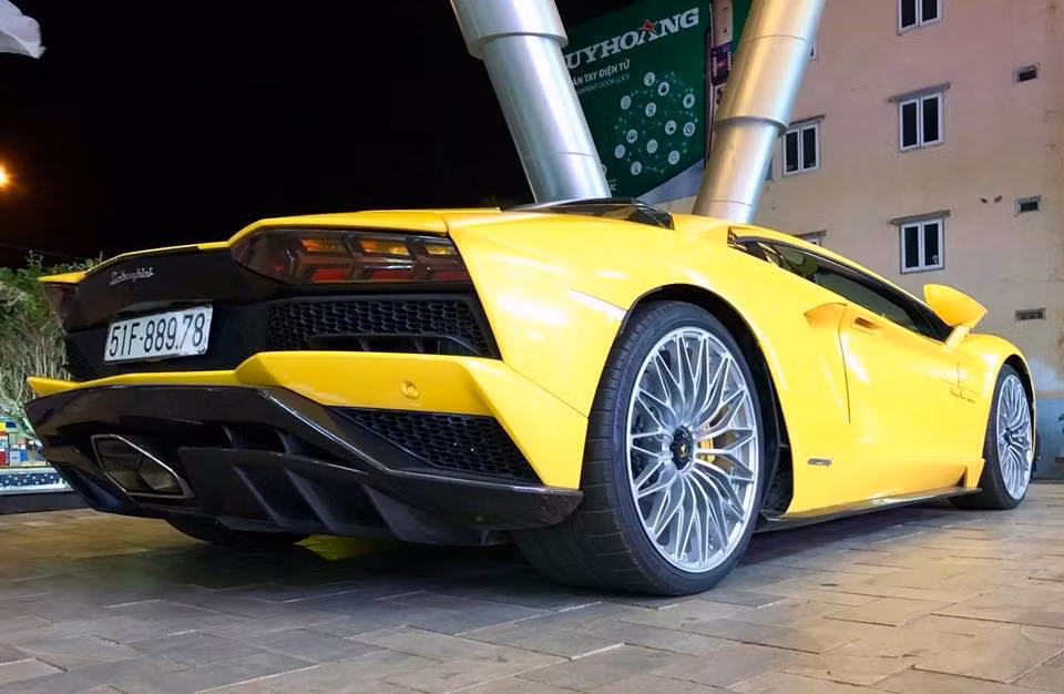 Chiếc Lamborghini Aventador S LP740-4 độc nhất Việt Nam xuất hiện tại Buôn Mê Thuột cách đây 2 ngày được đưa về nước vào cuối tháng 5/2017. Tuy nhiên, phải mất gần 2 tháng sau đó, "siêu bò" này mới được thông quan tại cảng Hải Phòng và nhanh chóng đưa về showroom siêu xe Lamborghini chính hãng để kiểm tra.