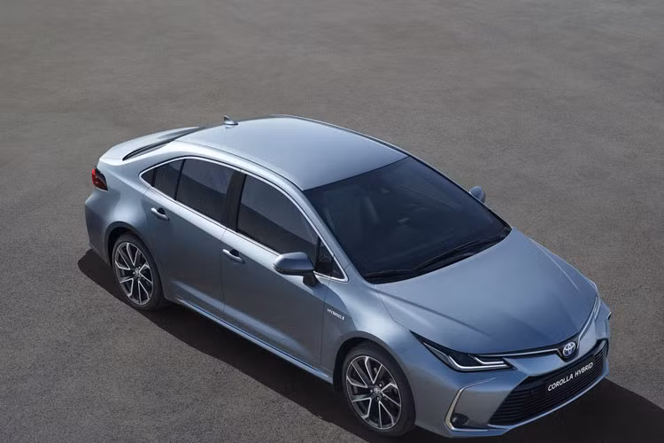Thiết kế cuả mẫu xe sedan Toyota Corolla được thừa hưởng nhiều chi tiết nổi bật từ "người anh em" hatchback trước đó. Xe được đánh giá nhỏ gọn thế hệ mới có thiết kế góc cạnh, hung hãn hơn.