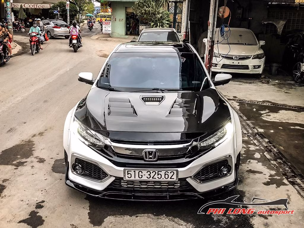 Là một xưởng độ nổi tiếng ở Sài Gòn, PhiLong Autosport một lần nữa khiến dân mê xe phải thán phục khi vừa cho ra đời bản độ widebody cực chất lừ cho chiếc sedan Honda Civic thế hệ mới.