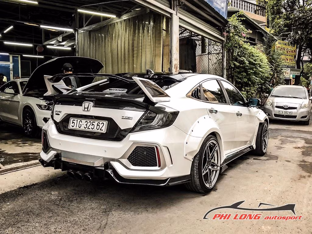 Bộ mâm mới thiết kế 5 cánh ngôi sao đẹp mắt càng làm cho ngoại thất uả chiếc Honda Civic phong cách siêu xe trở nên mạnh mẽ hơn.