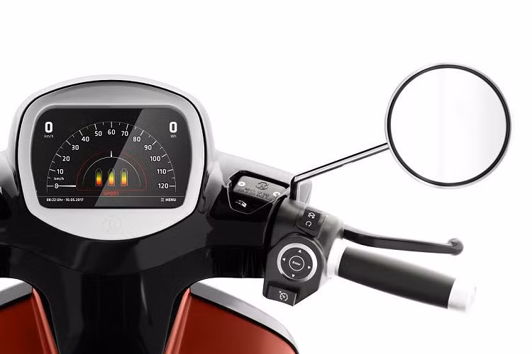 Mẫu xe máy chạy điện Kumpan 1954 Ri S được nâng cấp công suất 7kW, cho tốc độ tối đa lên đến 100km/h. Phần đầu xe thoạt nhìn khá giống thiết kế của những chiếc Vespa Piagio.