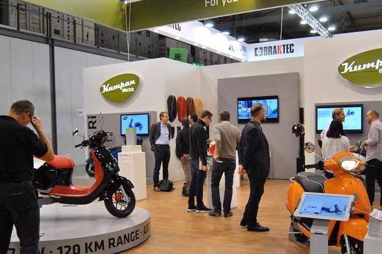 Ngay sau cáo buộc của hãng xe máy Piaggio, lập tức cảnh sát Italia đã vào cuộc và tiến hành thu giữ những chiếc xe máy điện Kumpan 1954 Ri S tại gian hàng của hãng này tại triển lãm EICMA 2018 đang diễn ra.