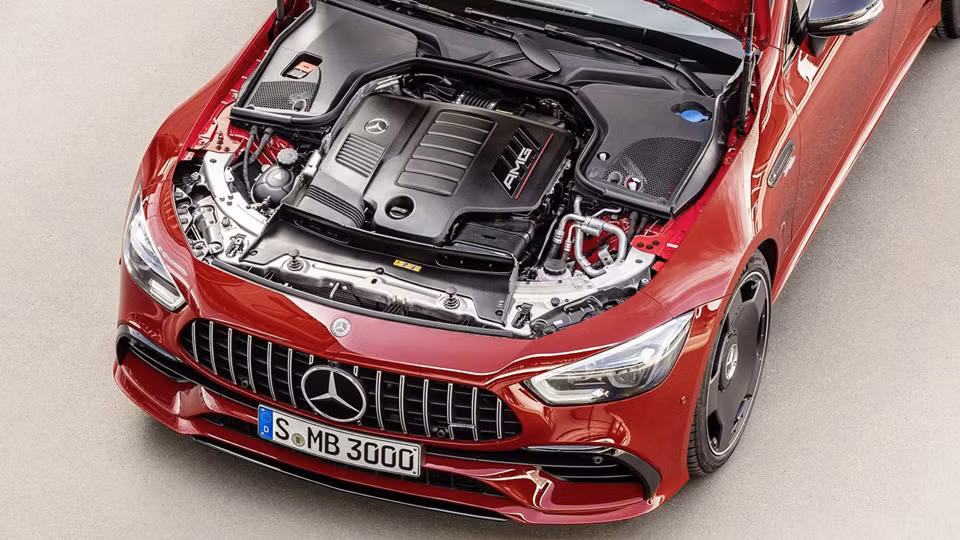 Xe có hệ thống dẫn động 4 bánh 4Matic+AWD với công nghệ kiểm soát mô-men xoắn, hộp số tự động 9 cấp và hệ thống khởi động điện tử EQ Boost cung cấp thêm 22 mã lực (16 kW) và 250 Nm trong một thời gian ngắn .