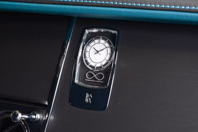 Trên xe còn có đồng hồ được đính 88 viên kim cương đen