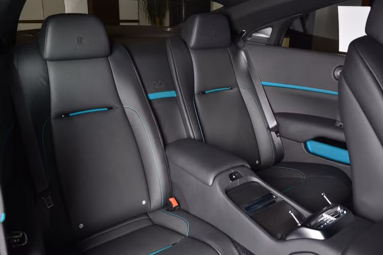 Thiết kế hàng ghế sau xe Rolls-Royce Black Badge Wraith Adamas bọc da sang trọng cùng với nhiều công nghệ đi kèm dành cho doanh nhân.