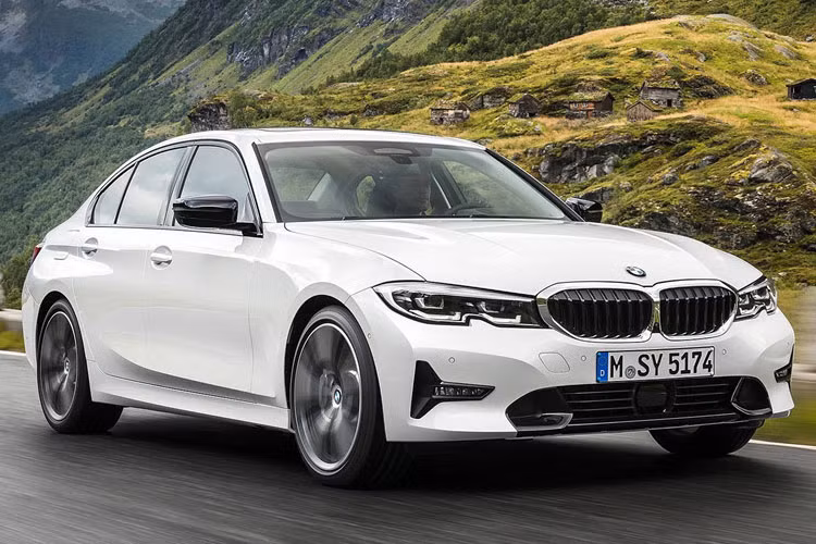 BMW 3-Series chính là dòng sản phẩm thành công nhất của hãng xe Đức, chính vì thế, mẫu xe này luôn nhận được rất nhiều sự quan tâm của dư luận. 3-Series thế hệ thứ 7 có trọng tâm thấp hơn, nhẹ hơn khoảng 55kg. Tỷ lệ trọng lượng của xe cũng sẽ được phân phối 50:50.