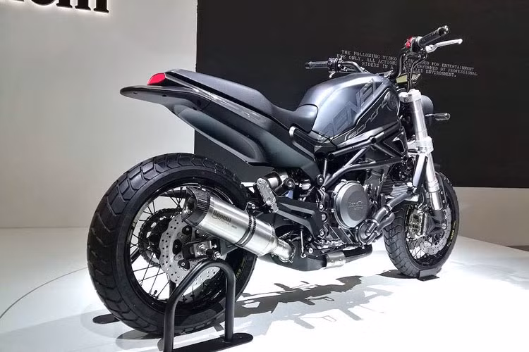 Hệ thống phanh của chiếc xe do Brembo cung cấp, trong khi giảm xóc tới từ công ty đồng hương Marzocchi.