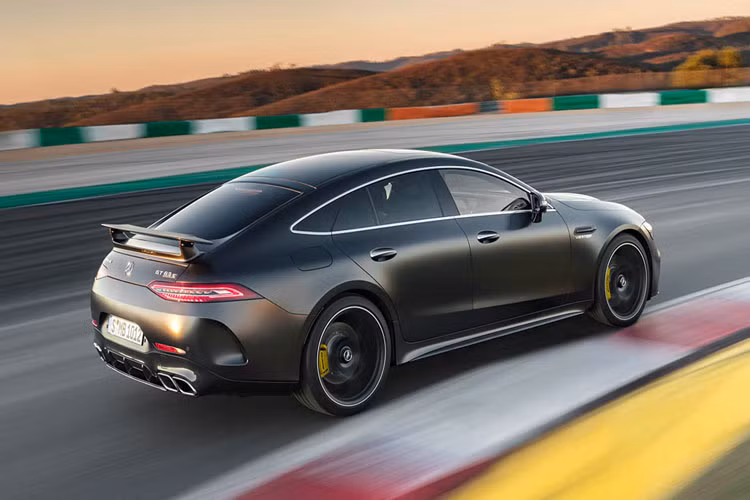 Tuy nhiên chiếc Mercedes-AMG GT 63 S 4MATIC+ 4 cửa vừa xác lập kỷ lục này đã được trang bị tùy chọn lốp Michelin Pilot Sport Cup 2...