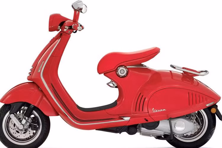 Cao cấp nhất trong ba phiên bản giới hạn này là mẫu xe ga Vespa 946. Nằm trong dự án RED, quỹ toàn cầu để chống lại căn bệnh HIV/AIDS nên mẫu xe này được thiết kế sơn đỏ hoàn toàn. Vespa 946 RED mang theo động cơ xy-lanh đơn 125 cc, ba van, hộp số CVT.