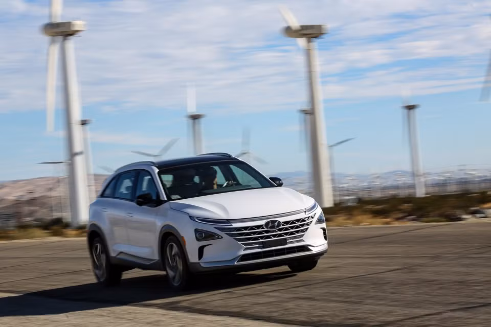 Đây cũng là mẫu xe đầu tiên được hãng ôtô Hyundai trang bị hệ thống trợ giữ làn đường trong quá trình di chuyển.