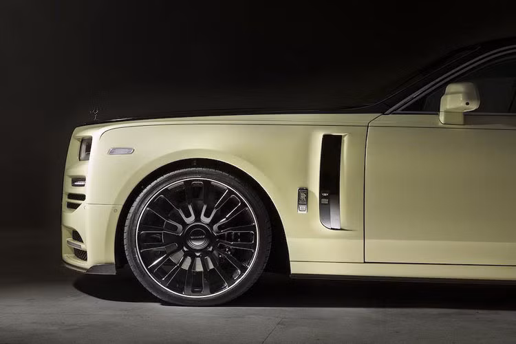 Mansory cũng bổ sung thêm khe thoát gió 2 bên hông xe. Mâm xe tiêu chuẩn đã được thay thế bằng bộ vành 24 inch đa chấu màu đen.