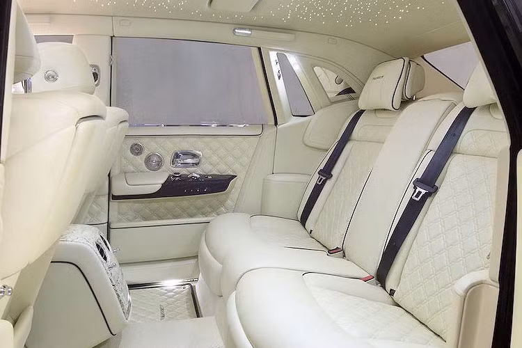 Ghế ngồi, táp lô và táp li cửa đều được bọc da, thêu họa tiết hình kim cương sang trọng.