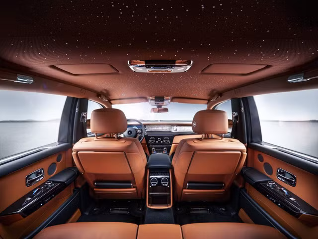 Nội thất xa hoa bên trong xe. Tại thị trường Mỹ, một chiếc Rolls-Royce Phantom 2018 có giá từ khoảng hơn 420.000 USD (khoảng 10,5 tỷ đồng). Giá xe tại Malaysia là khoảng 2,2 triệu ringgit (khoảng 12 tỷ đồng).