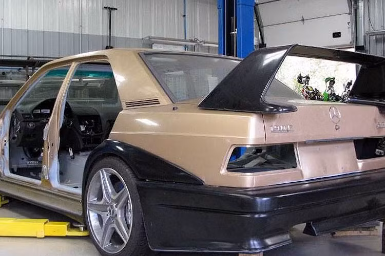 Bodykit của 190E 2.5-16 Evolution II được lắp vào sau khi Piper Motorsport "giải phẫu" thân xe thành công.