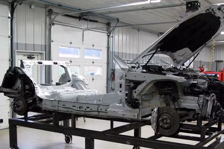 Phần khung sàn cùng toàn bộ hệ thống treo, phanh và hệ động lực của C63 AMG sau khi tách khỏi vỏ. Để có thể lắp được phần trái tim của C63 AMG vào vỏ 190E, Piper Motorsport đã rút ngắn trục cơ sở của chiếc xe xuống, kéo theo phần khung sàn cũng phải được thay đổi kích thước.