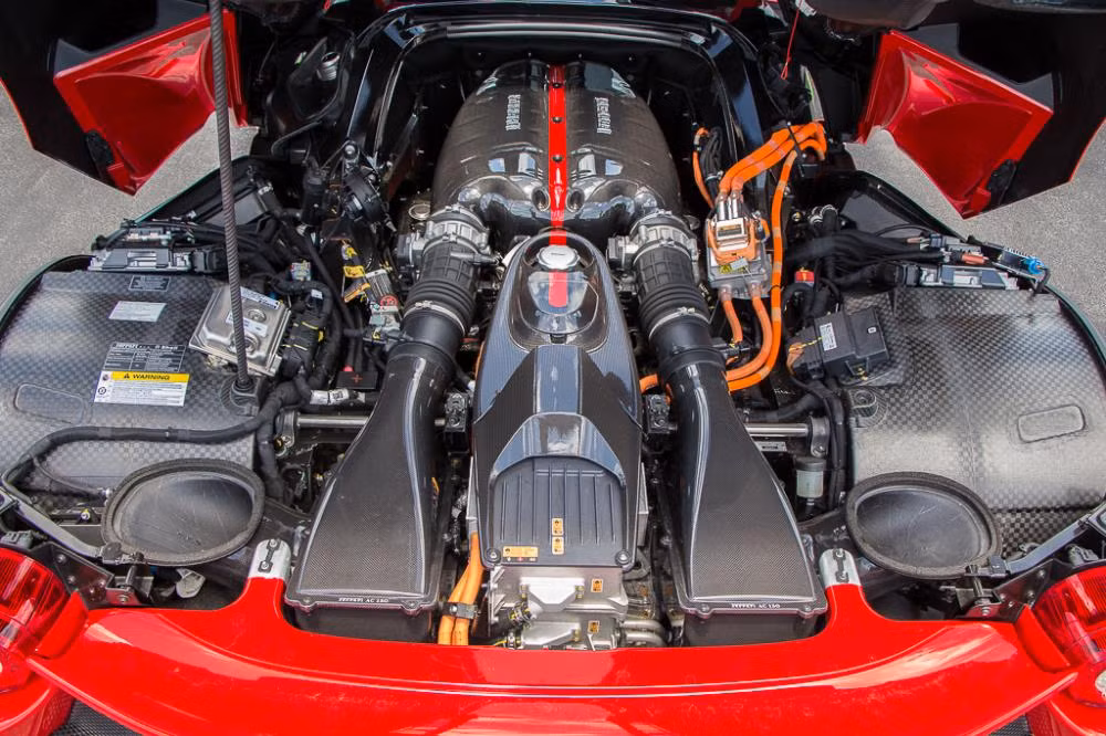LaFerrari được hãng siêu xe Ferrari trang bị động cơ V12, dung tích 6.3 lít, sản sinh công suất tối đa 800 mã lực và mô-men xoắn cực đại 700 Nm. Nhờ hệ dẫn động hybrid giúp siêu xe triệu USD có thời gian tăng tốc từ 0-100 km/h chỉ trong thời gian 3,1 giây trước khi đạt vận tốc tối đa 350 km/h.